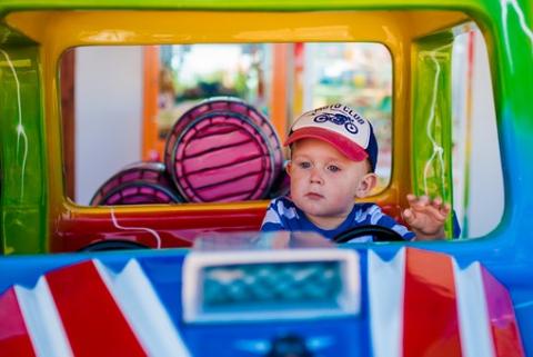 La voiture miniature électrique des enfants: simple jouet ou véhicule terrestre à moteur?